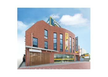 モノレール穴川駅より徒歩３分、センチュリー２１の看板が目印です。