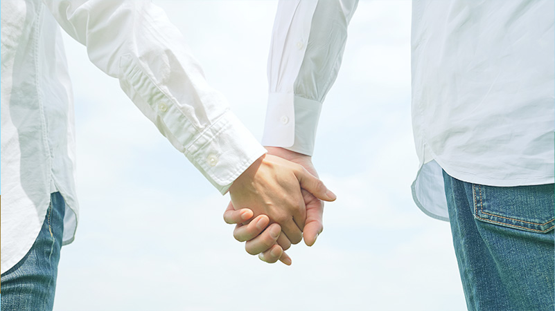 2人が手を繋いでいる写真