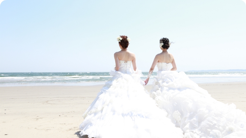 ウェディングドレス姿の二人が並んだ写真